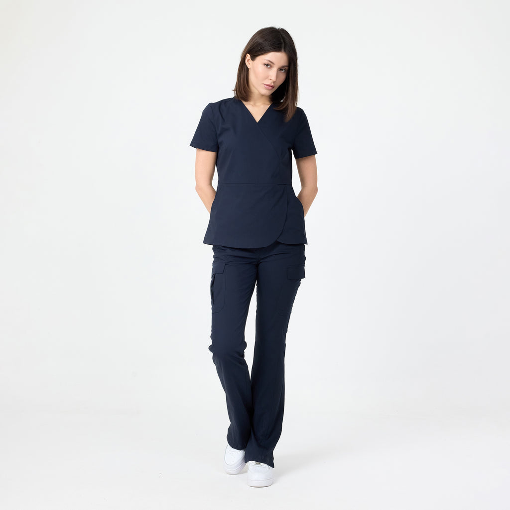 Lacivert scrubs pantolon; ön kısımda cepler ve düz, geniş paça