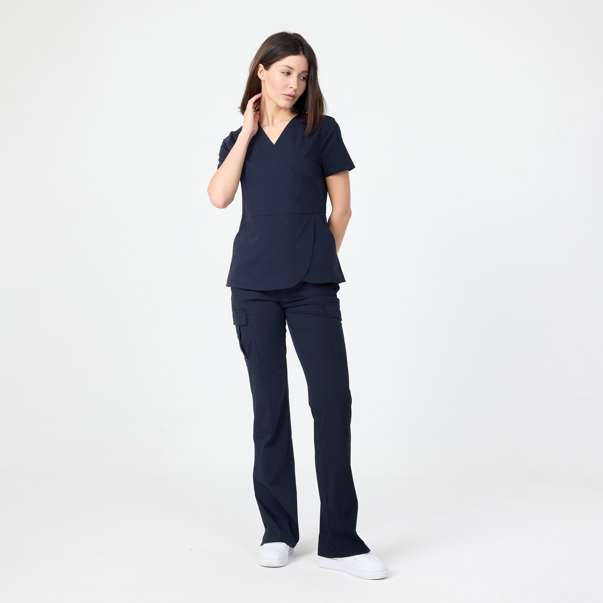 Lacivert scrubs pantolon; yan cep detayları ve düz, rahat kesim