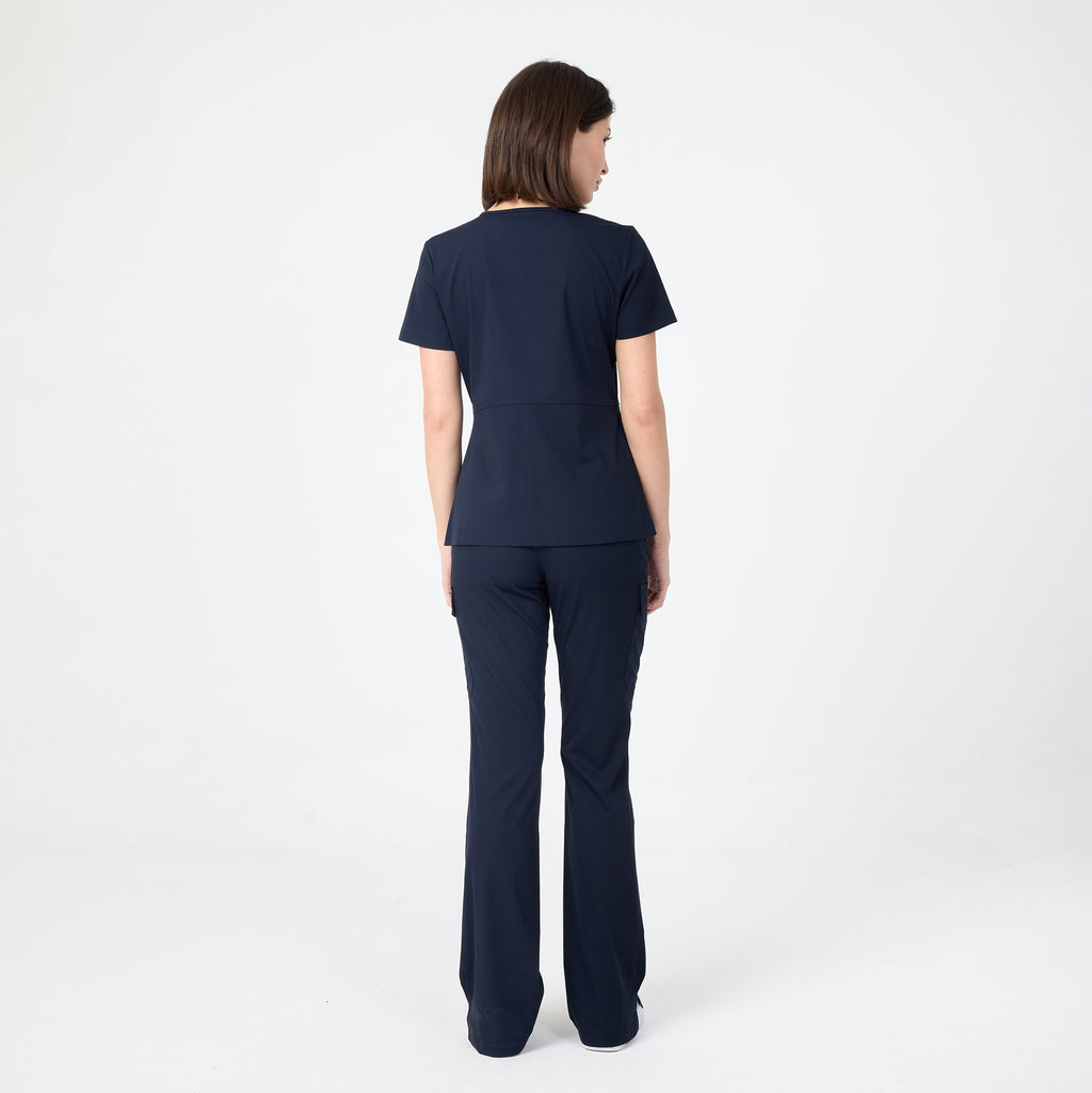 Lacivert scrubs pantolon; arkadan görünüm, düz paça ve sade form