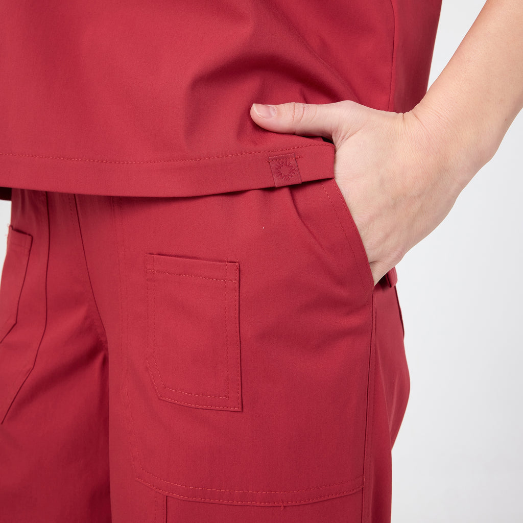 Bol paça scrub pantolonu: yan cep ve dikiş detayları
