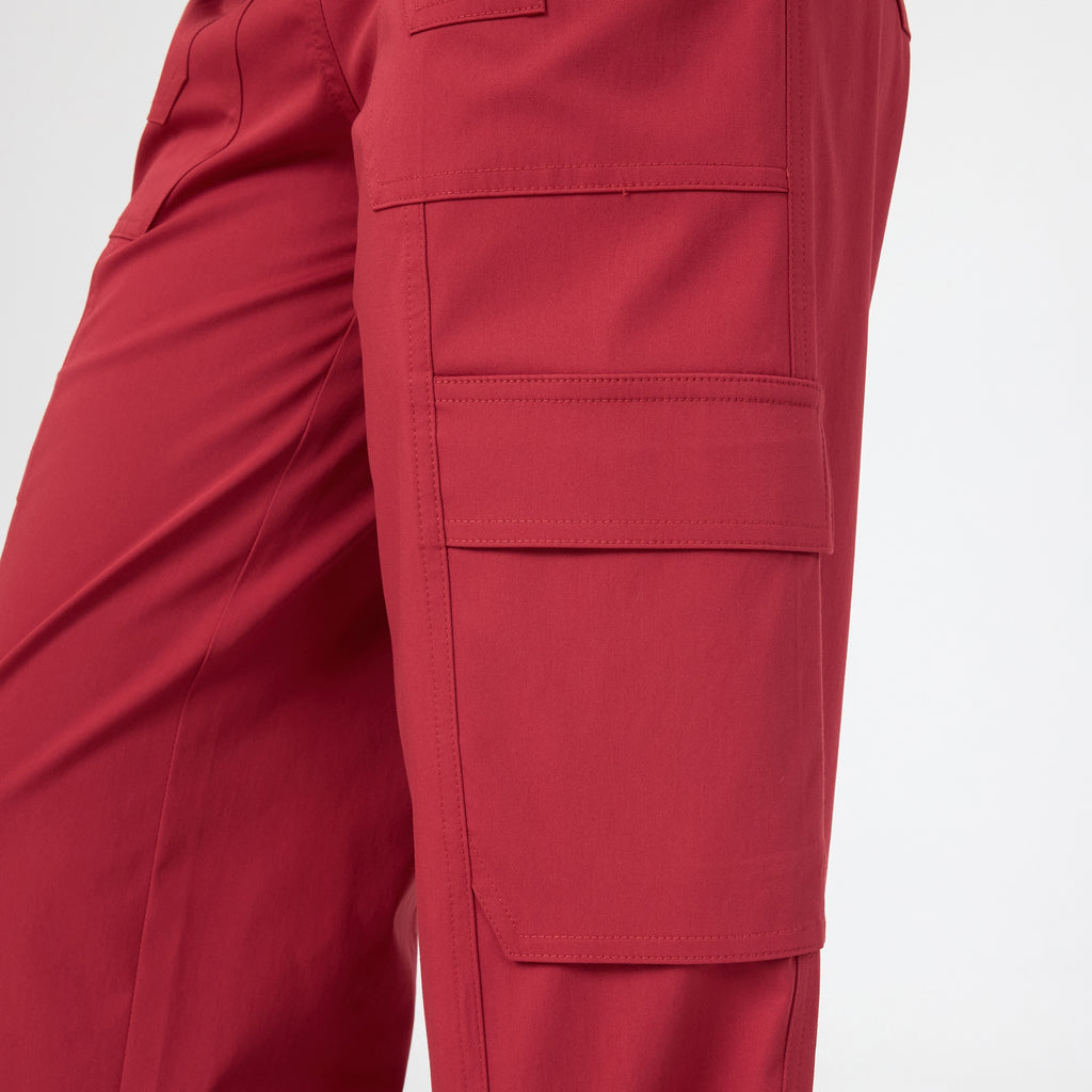 Bol paça scrub pantolonu: dikiş hatları ve cep kapak detayları