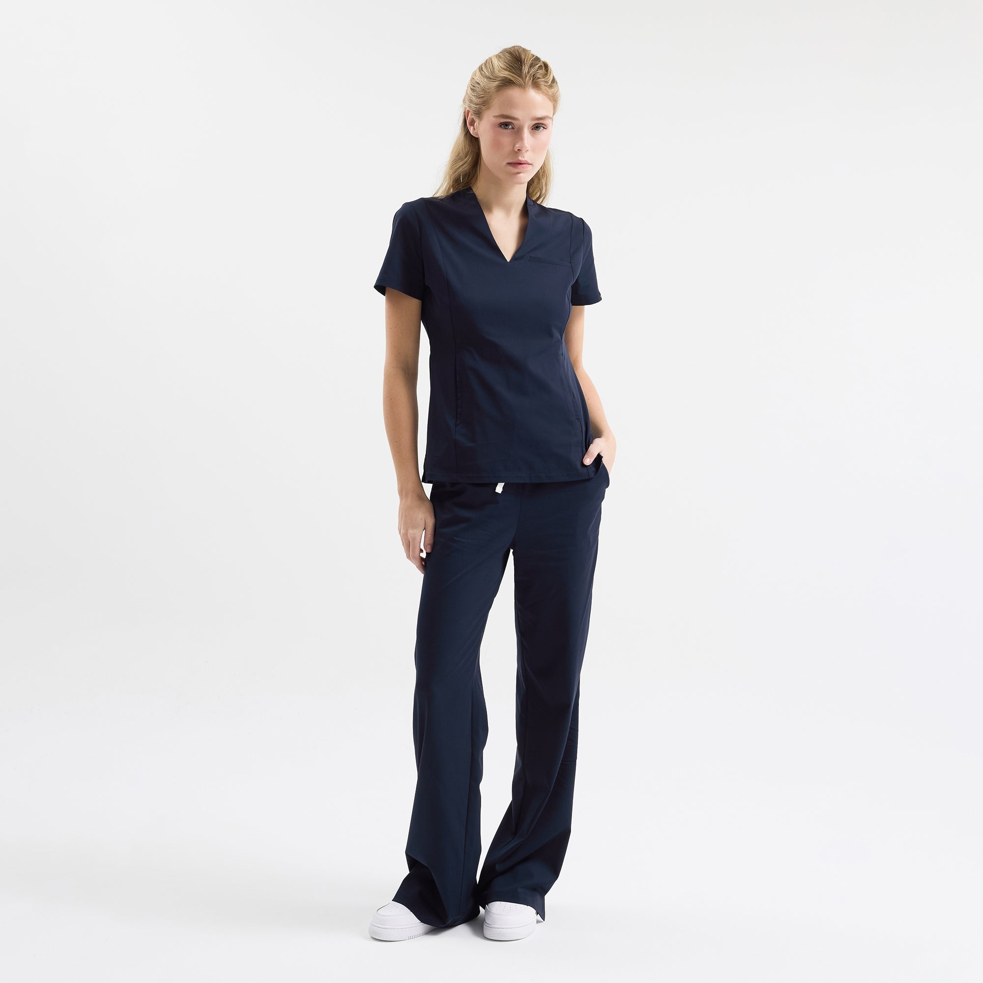 Chicago Beli Lastikli Navy Scrub Pantolon, düz paça ve bol kesim.