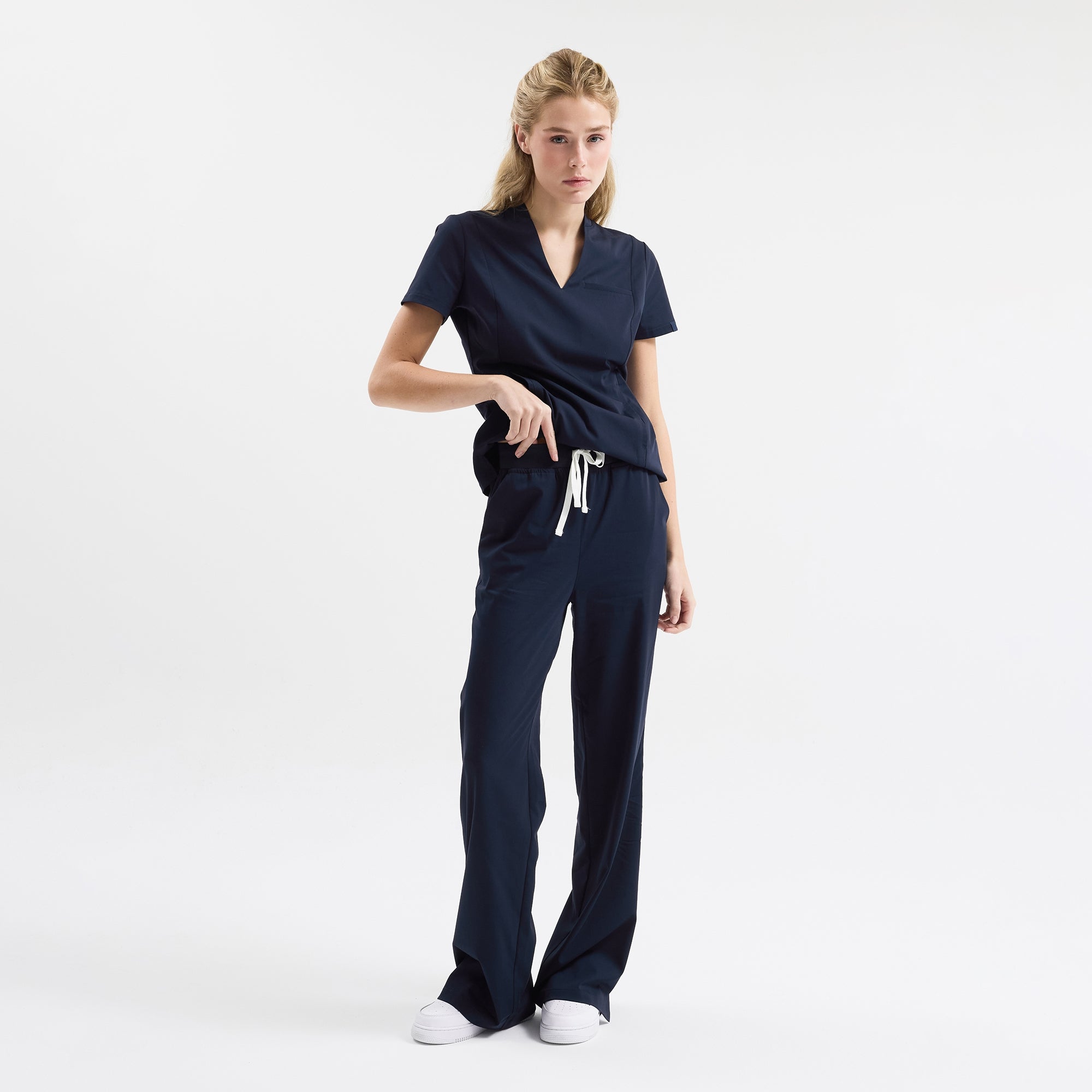 Navy scrub pantolon; bel bağcıkları ve lastikli oturuş görünümü.