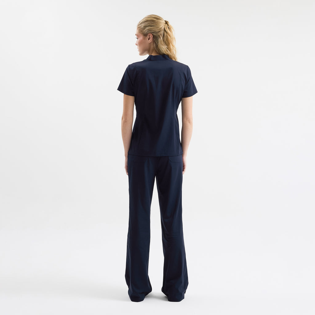 Sırt görünümü navy scrub pantolon; bel lastiği ve düz kesim.