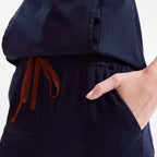 Lacivert scrub pantolon, lastikli bel ve ayarlanabilir bağcık detayı
