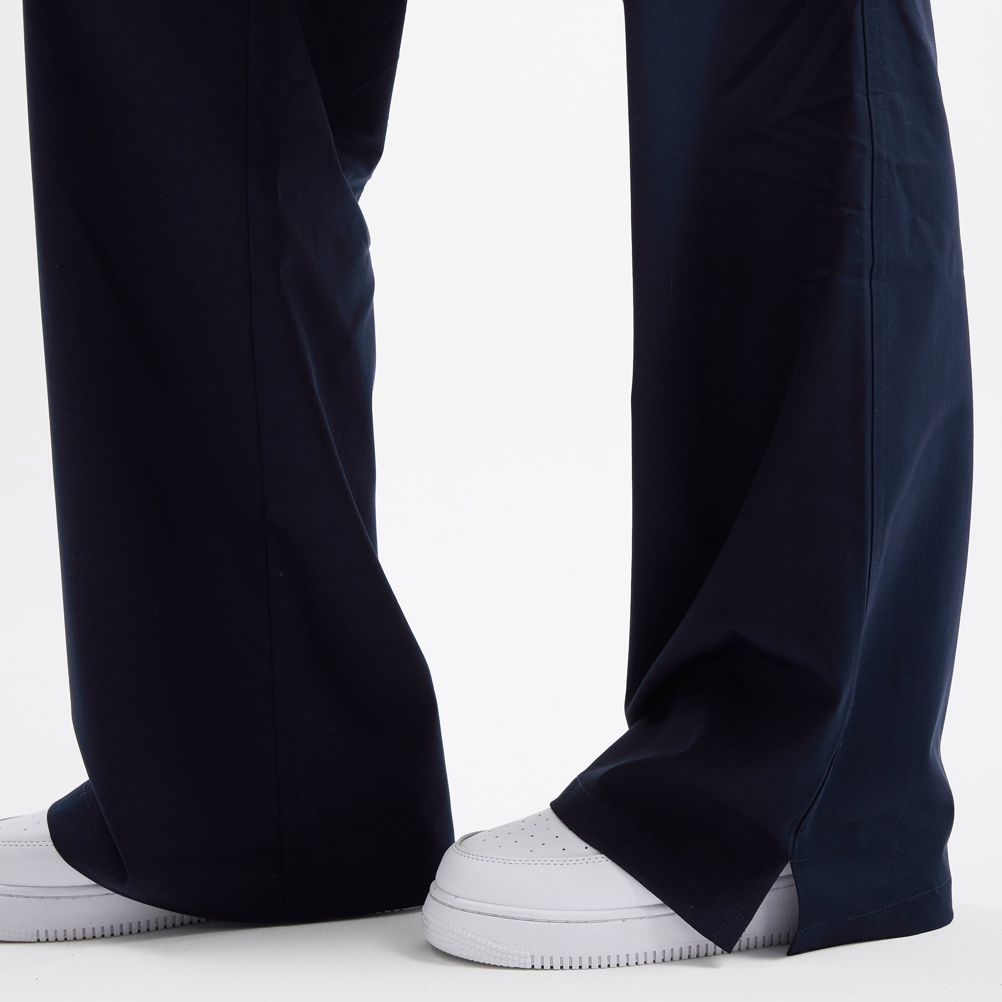 Navy scrub pantolon paça altı; geniş form ve dikiş detayları.