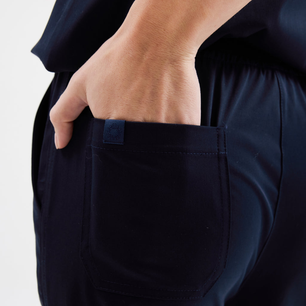 Bel bölgesi ve arka cep; navy scrub pantolon kumaş dokusu.
