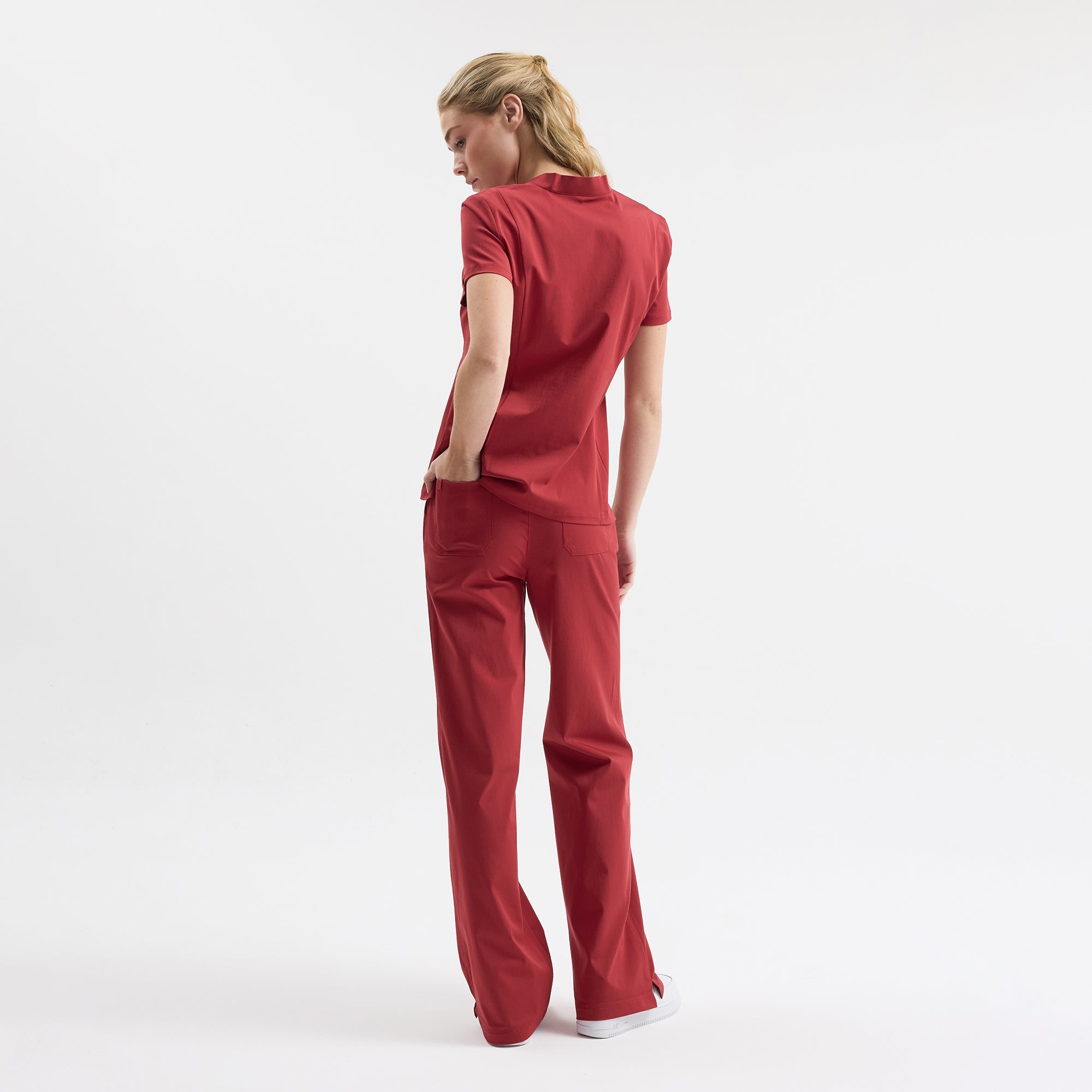 Chili scrub pantolon arka görünüm; beli lastik ve yan cep detayı