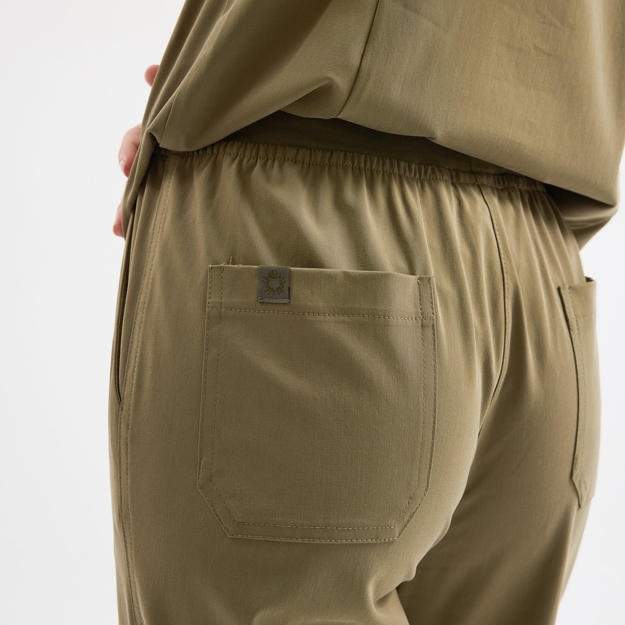 Hunter yeşili scrub pantolon: bel lastiği ve ön cep detayı