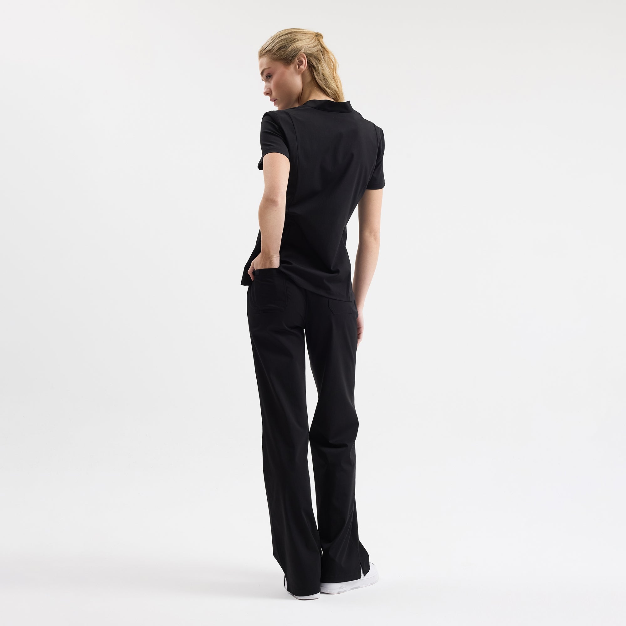 Siyah Chicago scrub pantolon; arka görünüm, lastikli bel ve düz paça