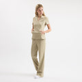 Chicago scrub pantolon, düz ön dikişler ve geniş paça görünümü