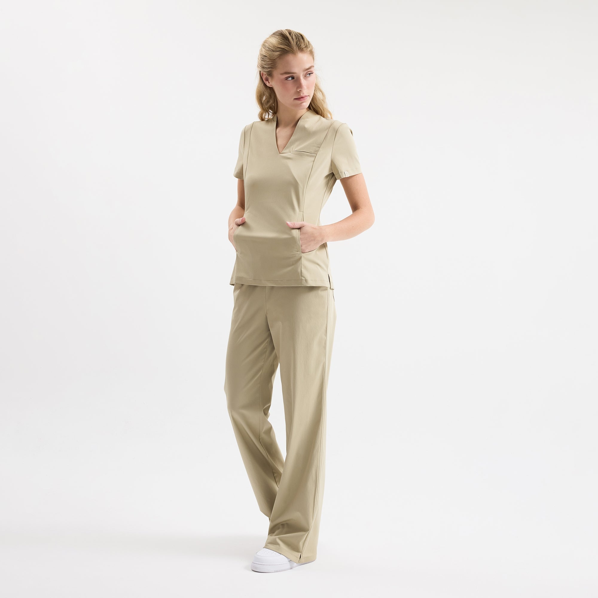 Chicago scrub pantolon, düz ön dikişler ve geniş paça görünümü