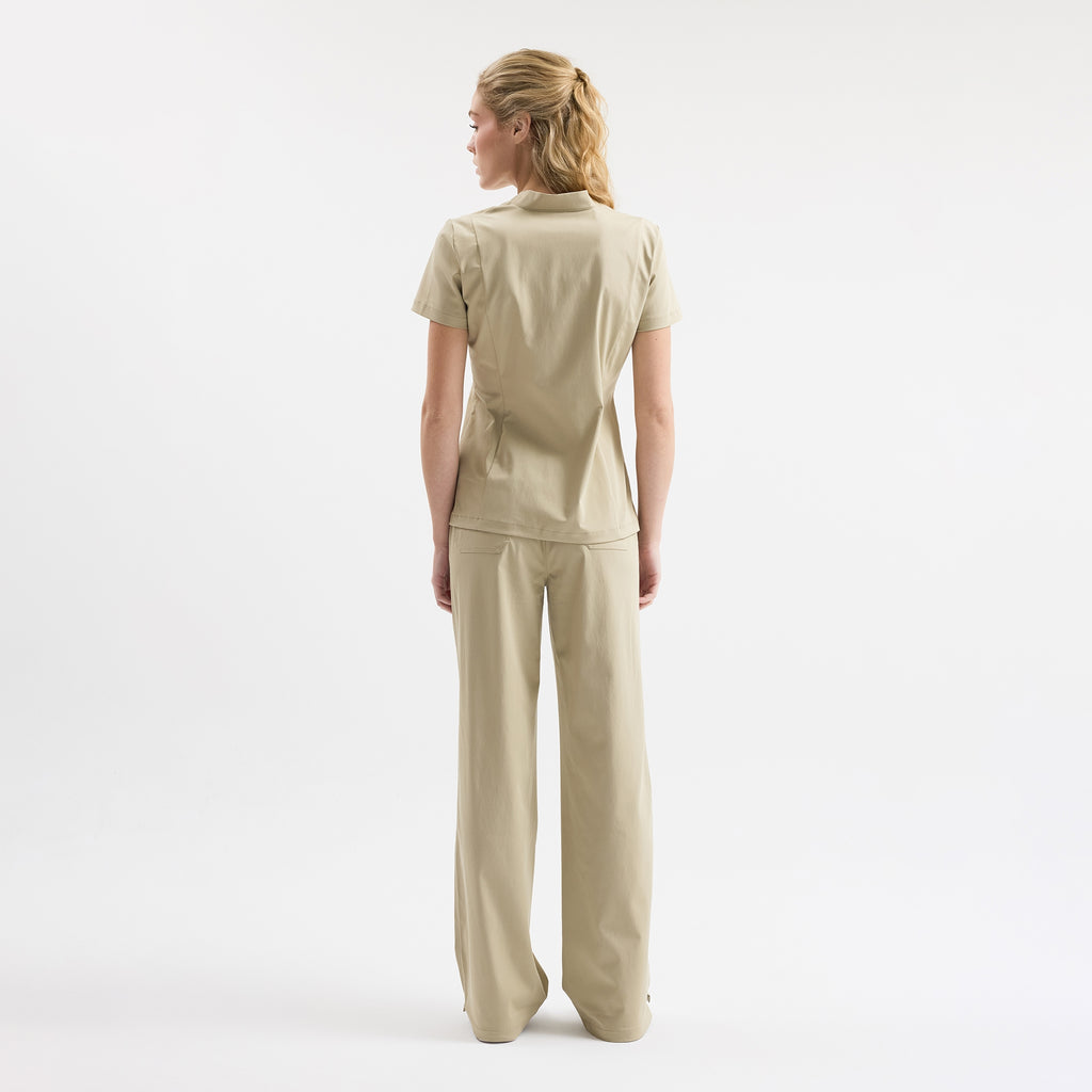 Scrub pantolon arka görünüm, beli lastikli ve düz arka dikişli