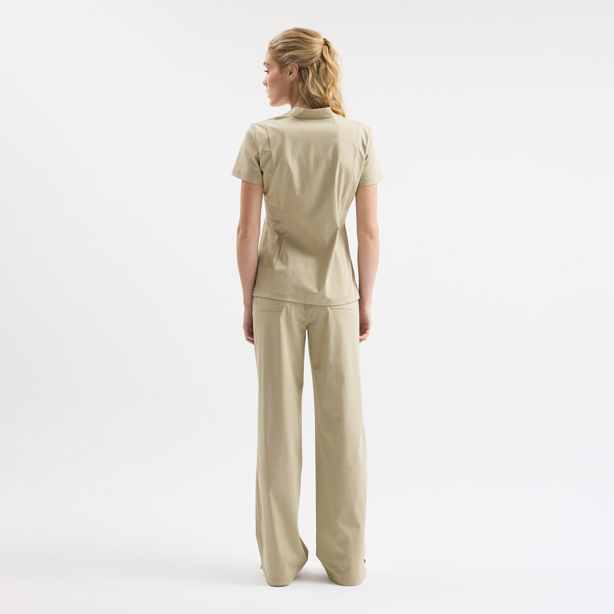 Scrub pantolon arka görünüm, beli lastikli ve düz arka dikişli