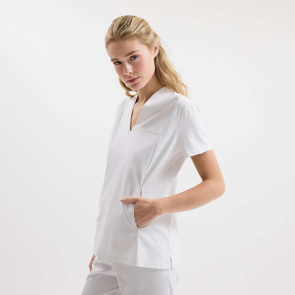 Bloom scrub üst, beyaz V yaka; önde cep ve yan dikiş