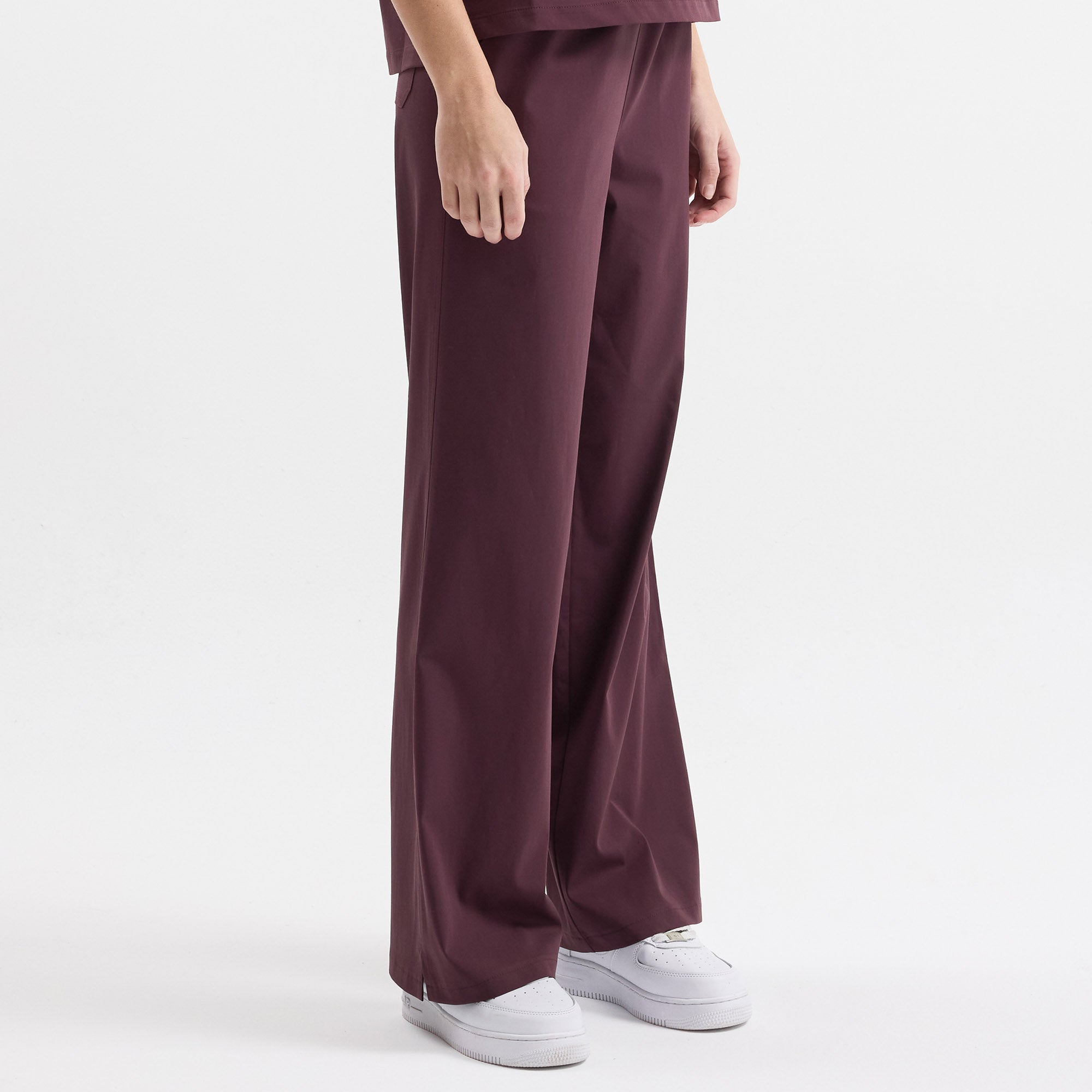 Chicory bordo scrub pantolon, yan dikiş ve düz düşen paça