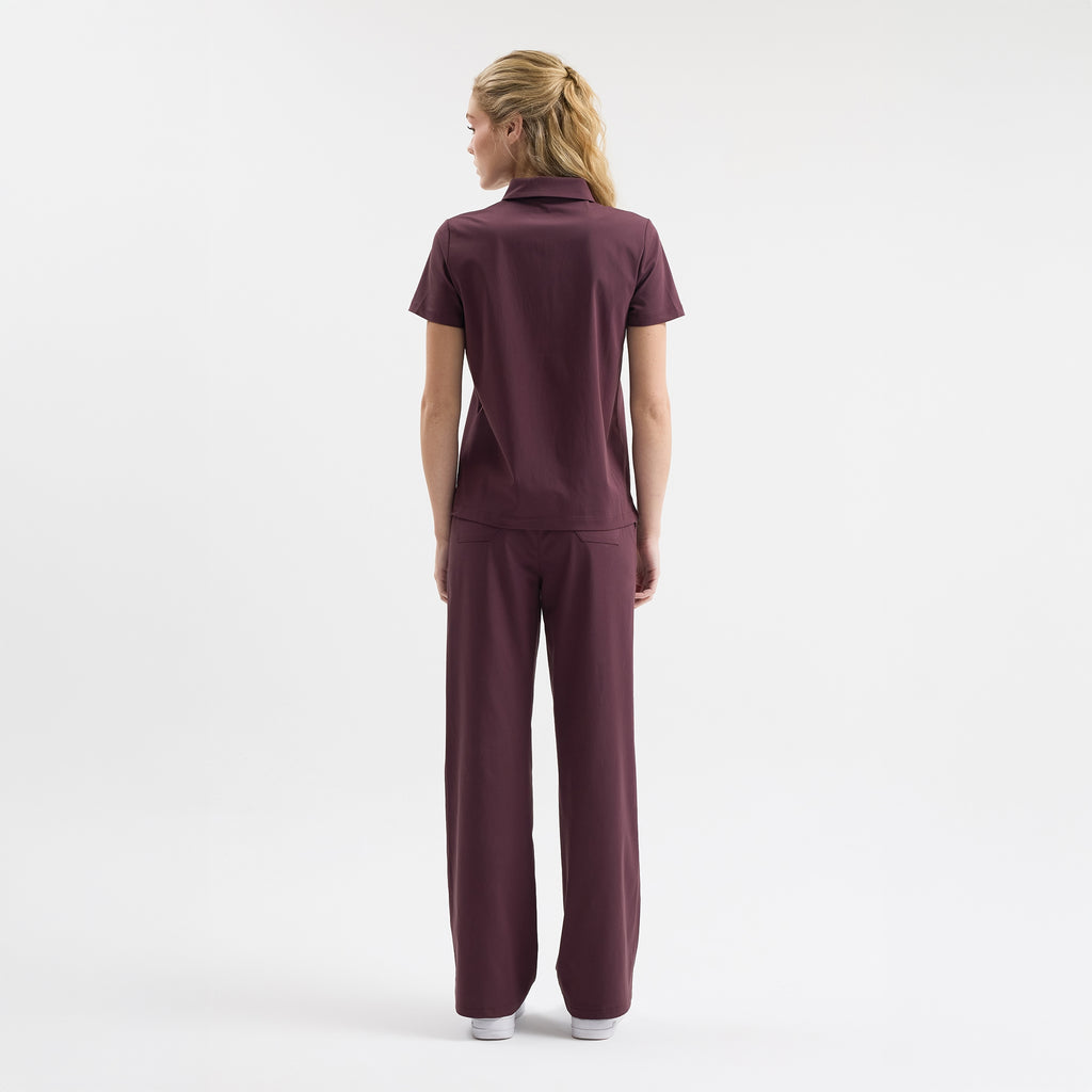 Chicory bordo scrub pantolon, arkadan görünüm ve düz paça