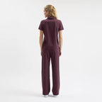 Chicory bordo scrub pantolon, arkadan görünüm ve düz paça