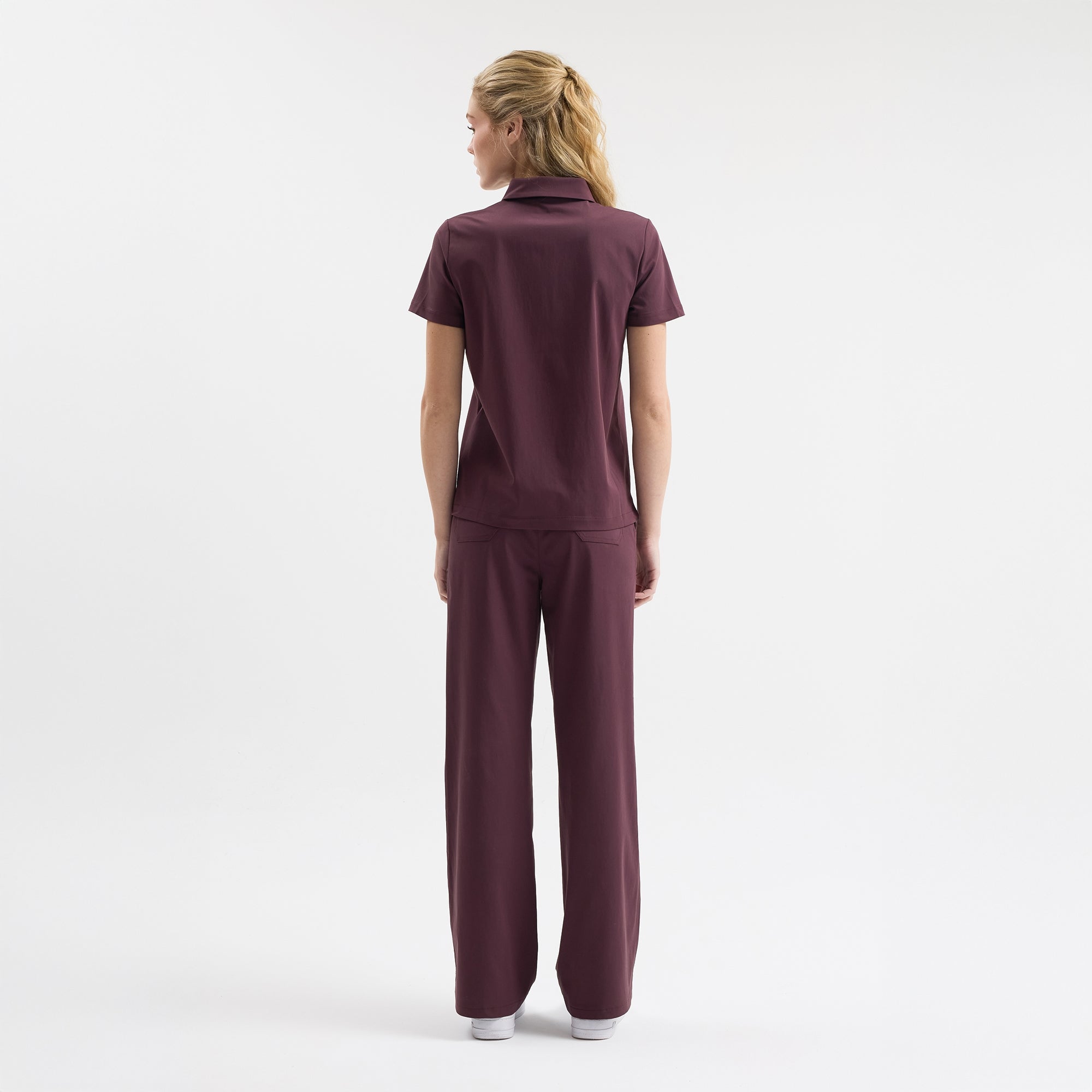 Chicory bordo scrub pantolon, arkadan görünüm ve düz paça