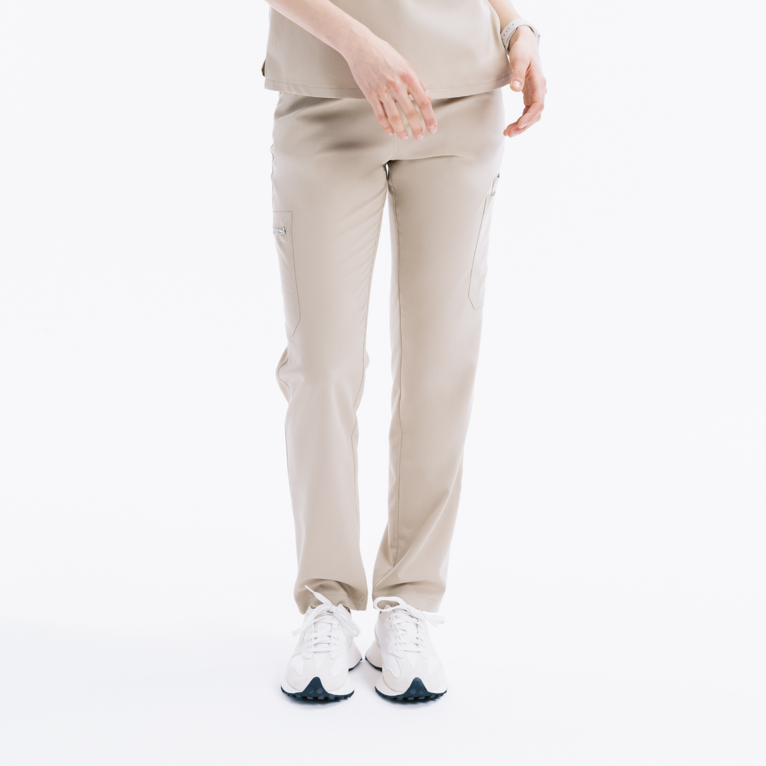 Maya Slim Marl scrub pantolonu; açık bej, belden oturan slim kesim ve yan cepler