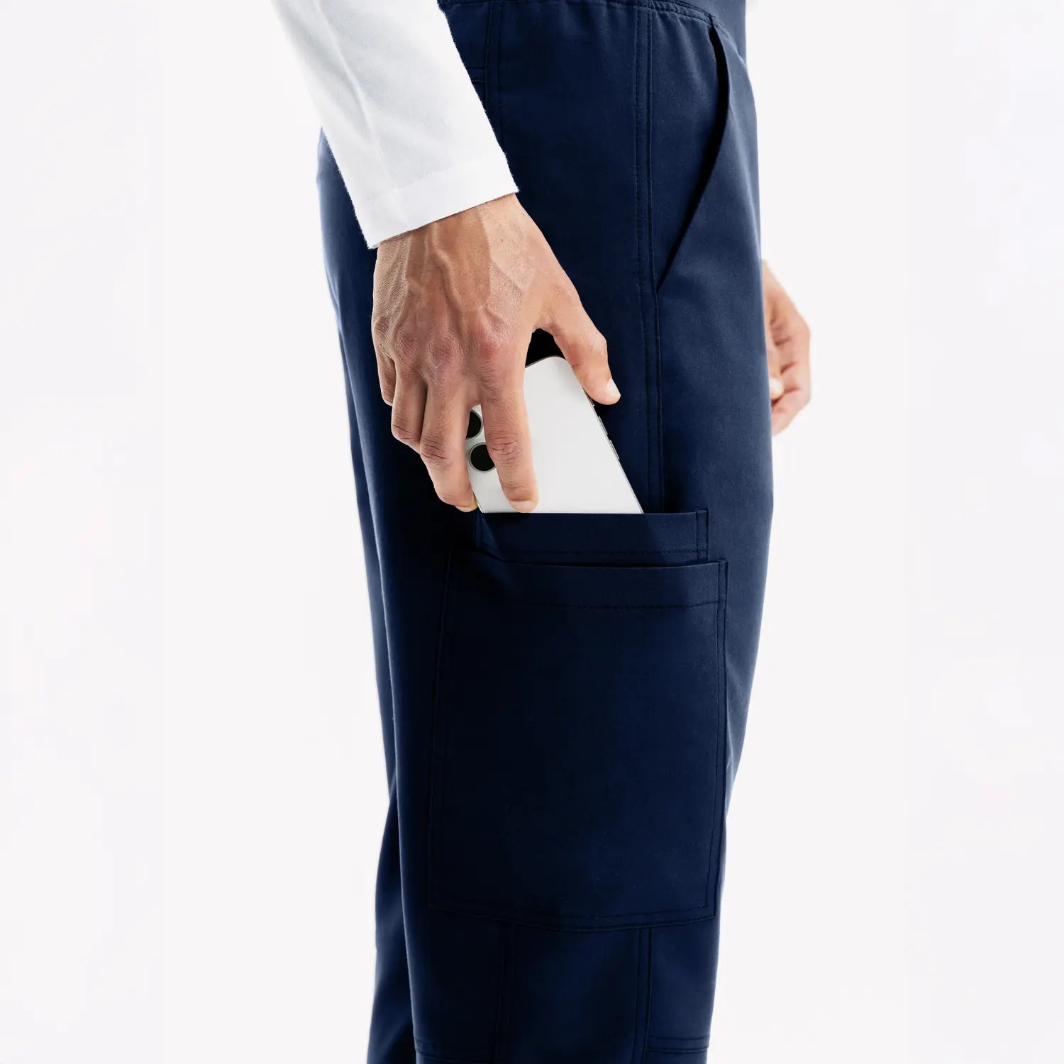 Arrow Navy scrub pantolon, büyük ön cep ve el görünümü