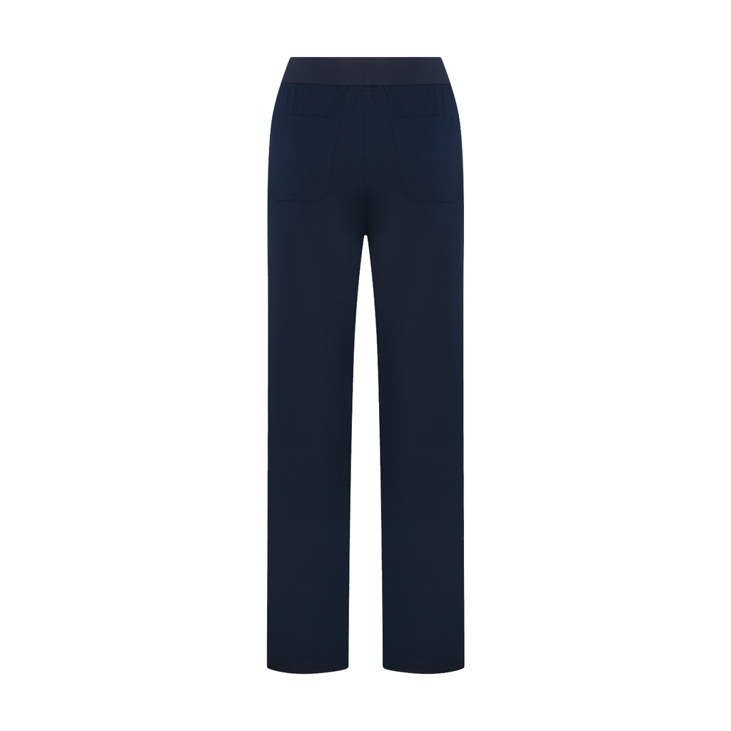 Navy scrub pantolon tek parça görünüm; ön düğüm bağcığı yok, cep detaylı.