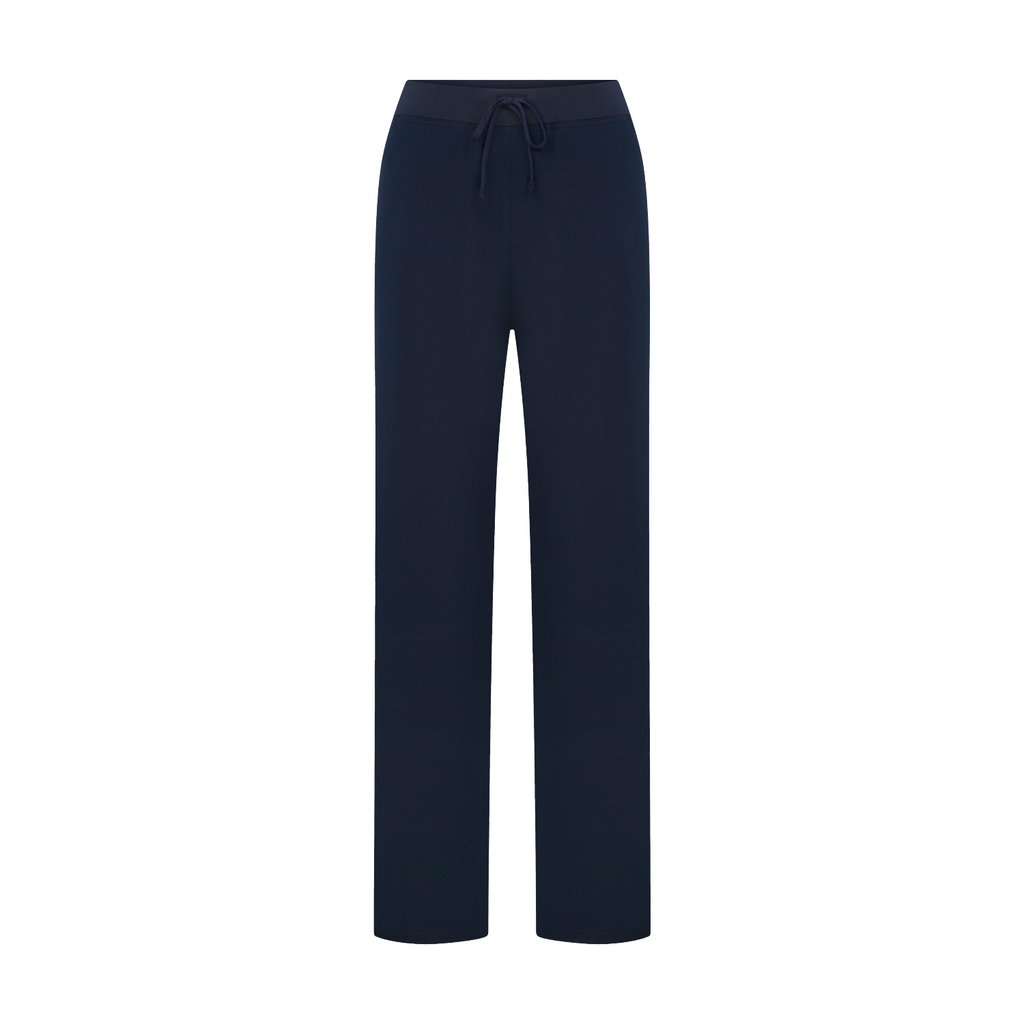 Navy scrub pantolon; belde ip bağcık ve ön/arka düz hatlar.