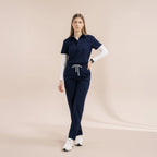 Enzo kısa kol navy scrub üst; polo yaka, düğmeli pat ve kısa kollu.