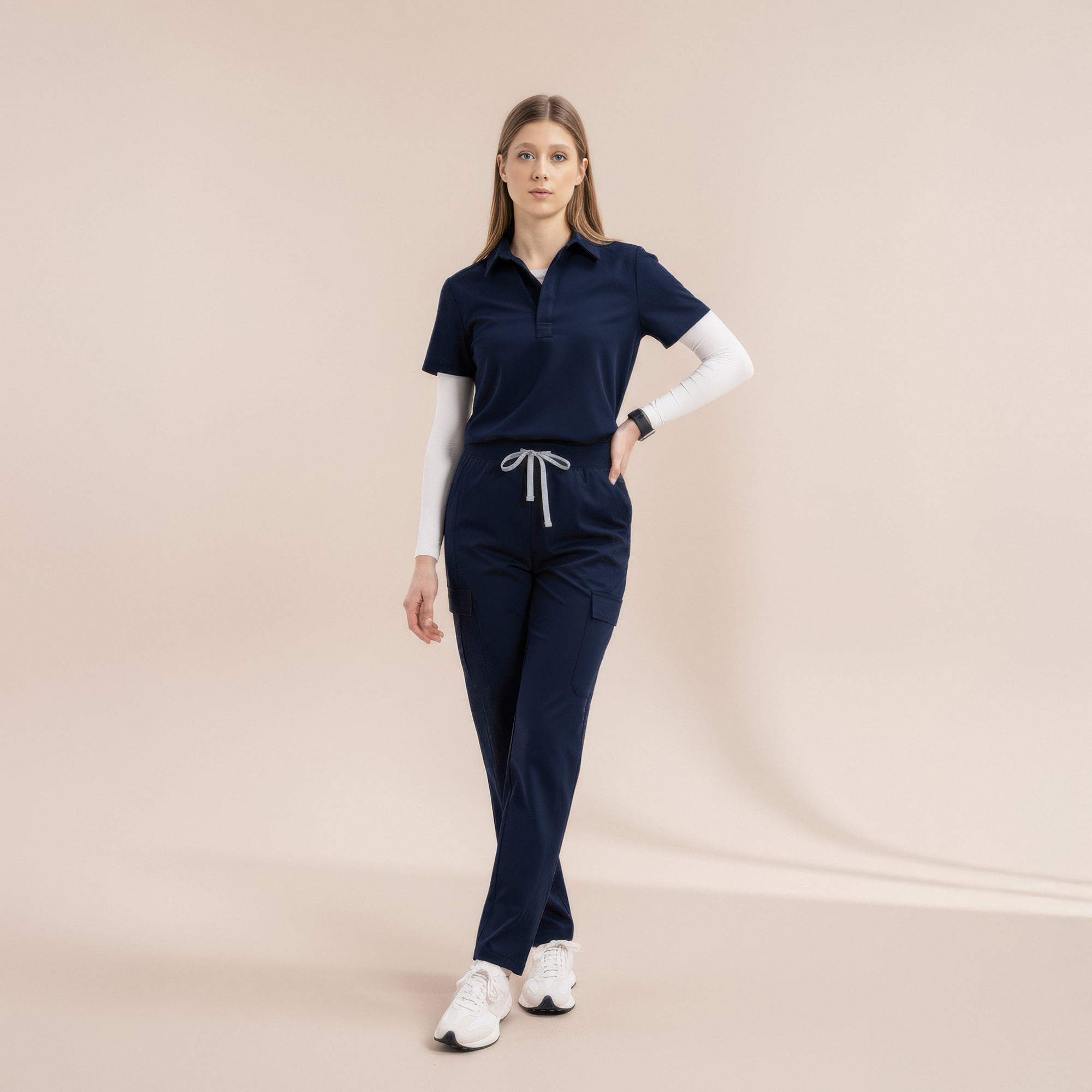 Enzo kısa kol navy scrub üst; polo yaka, düğmeli pat ve kısa kollu.