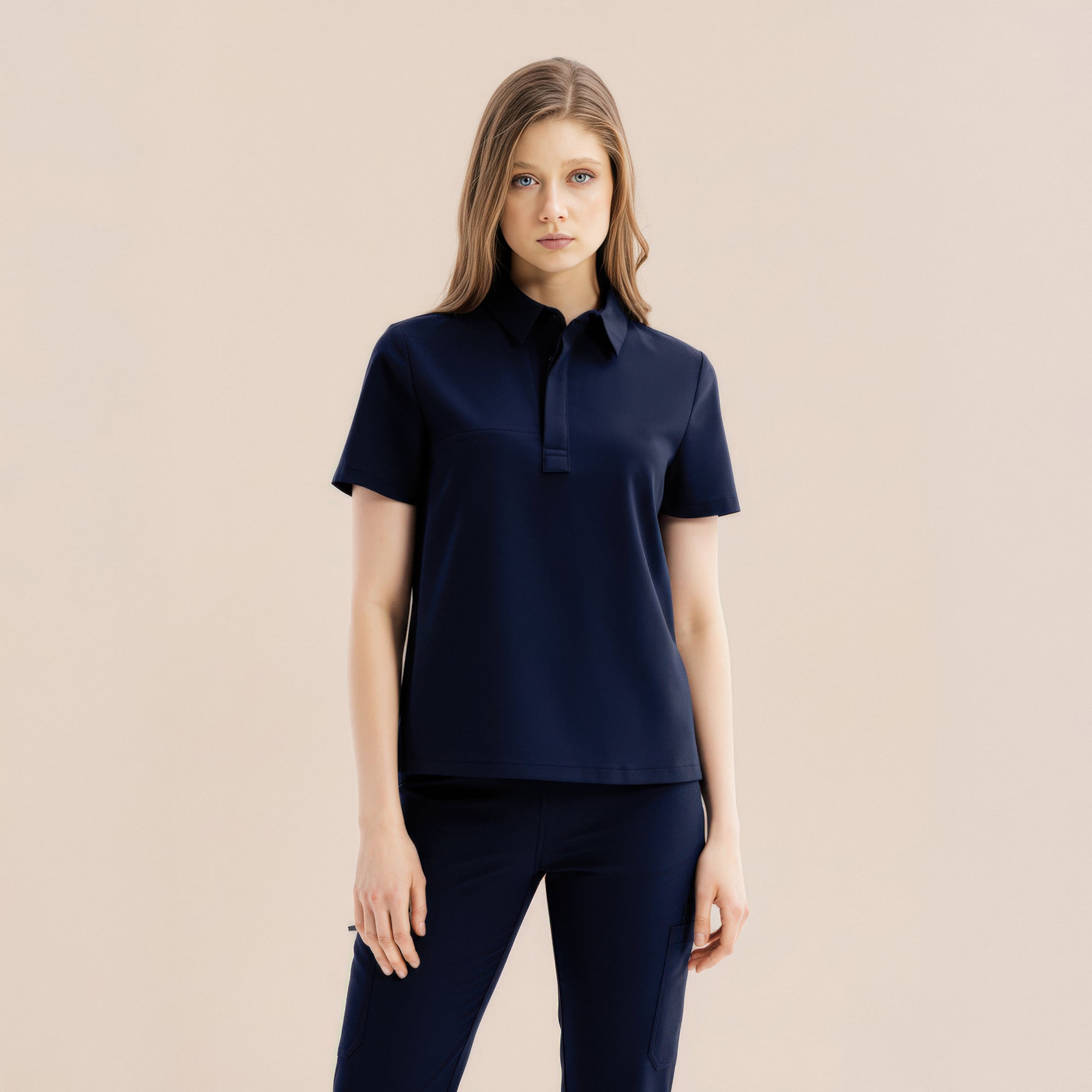 Kısa kol scrub üst, navy polo yaka ve ön düğme kapaması.