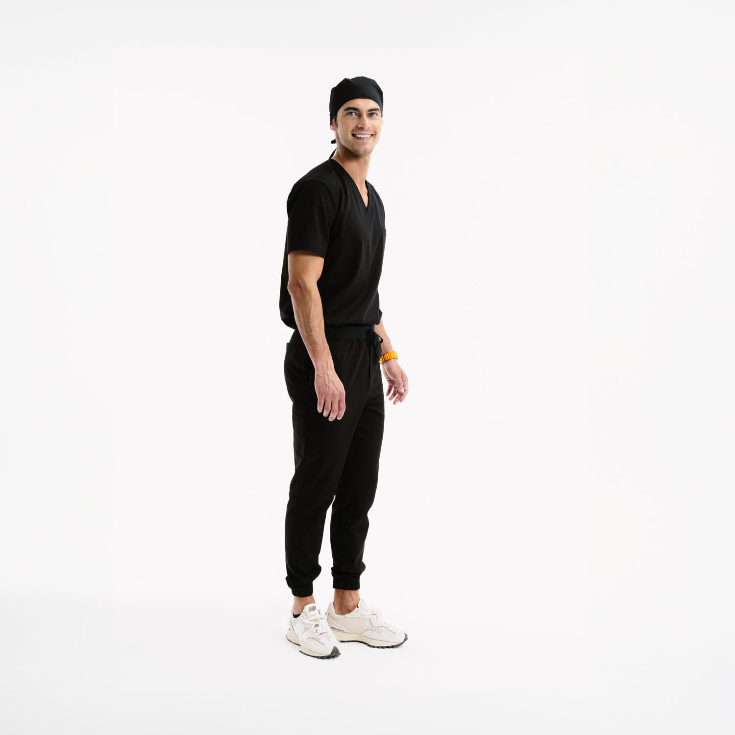 Siyah jogger scrub pantolon, yan dikişli görünüm, bilek lastikli paça