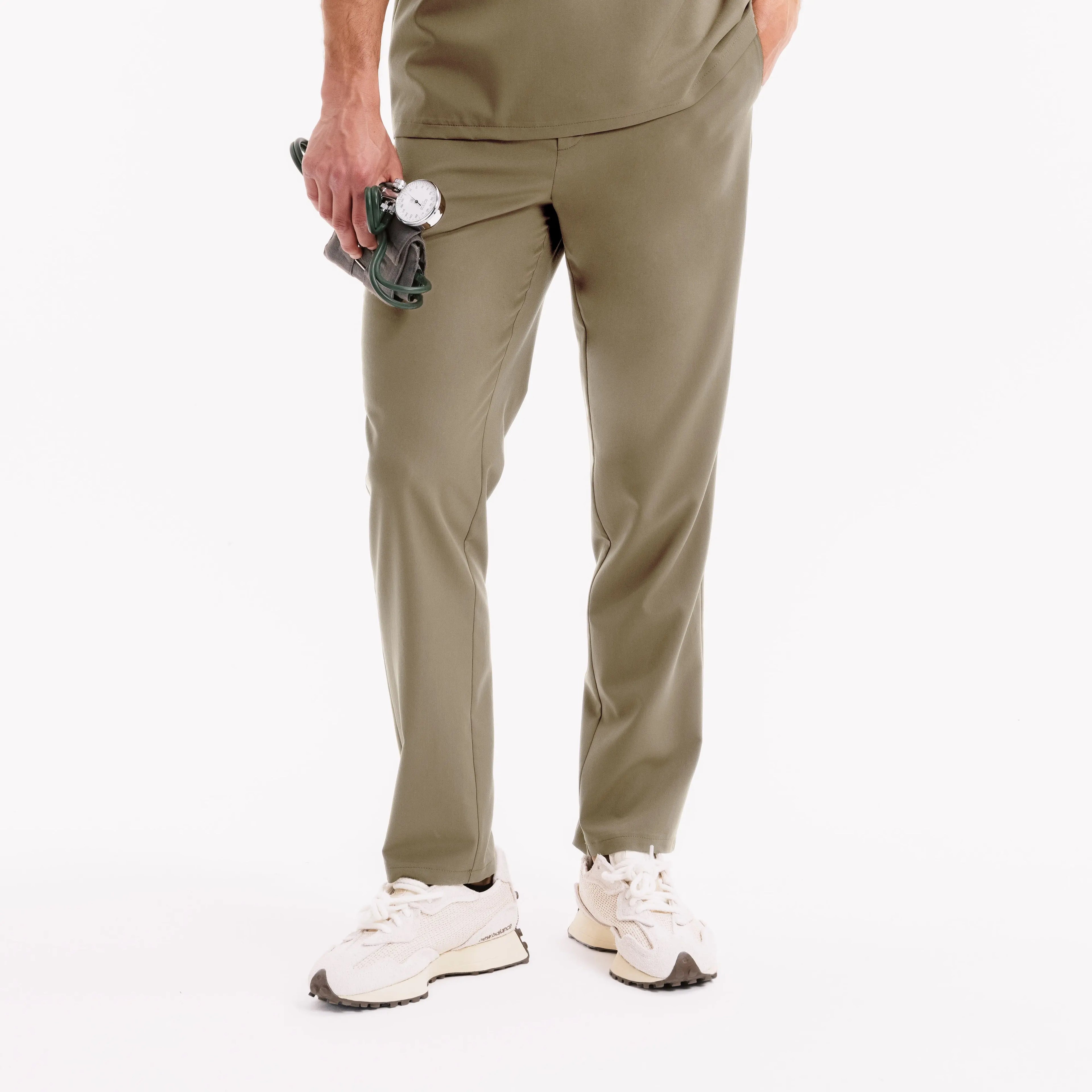 Koyu yeşil slim scrub pantolon; yan cepler, beli ayarlanabilir ve düz paça