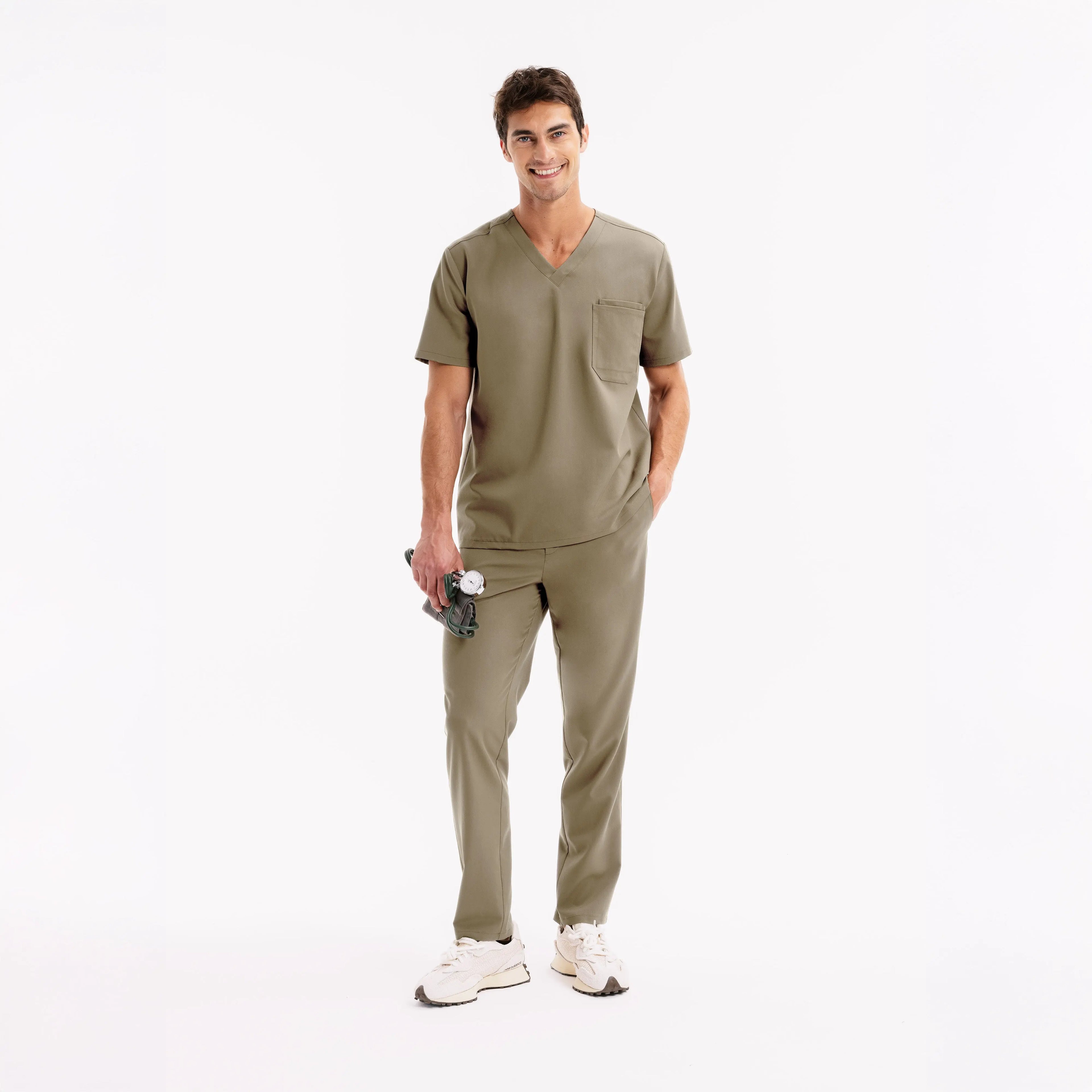 Koyu yeşil slim scrub pantolon, tam boy görünüm; düz paça ve bel kısmı