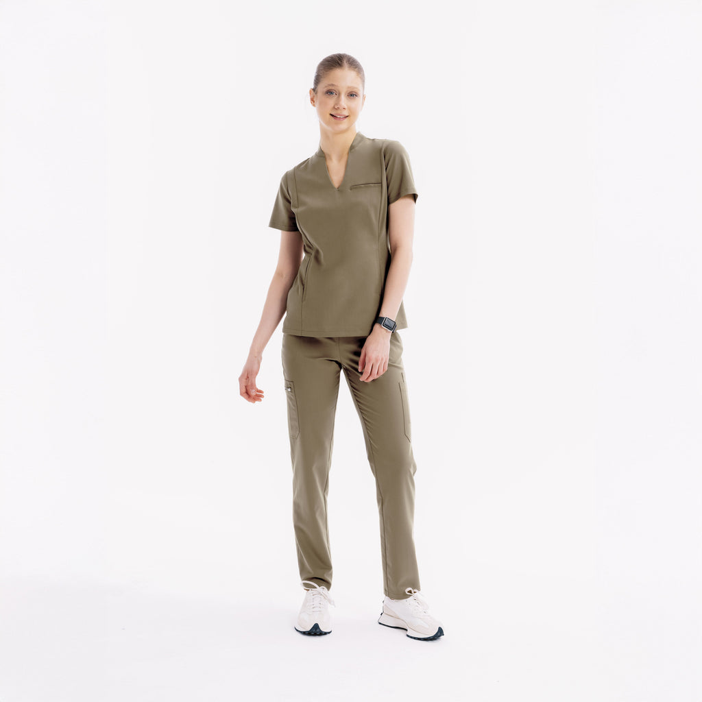 Rhow Shop Maya Slim scrubs pantolon, Hunter Yeşili; düz ön görünüm, dar paça