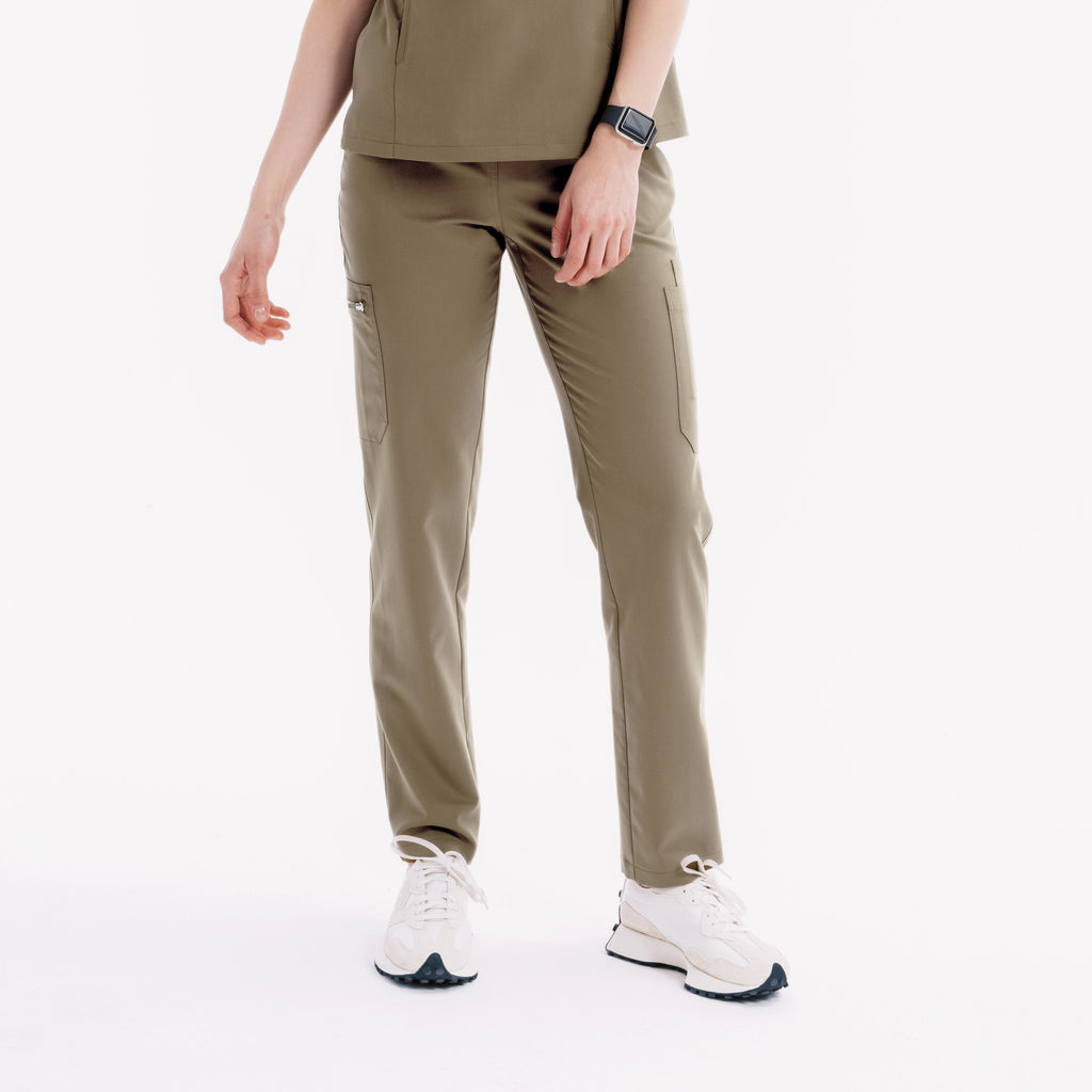 Maya Slim scrubs pantolon, Hunter Yeşili; önden dikişli, dar paça ve yan cepli
