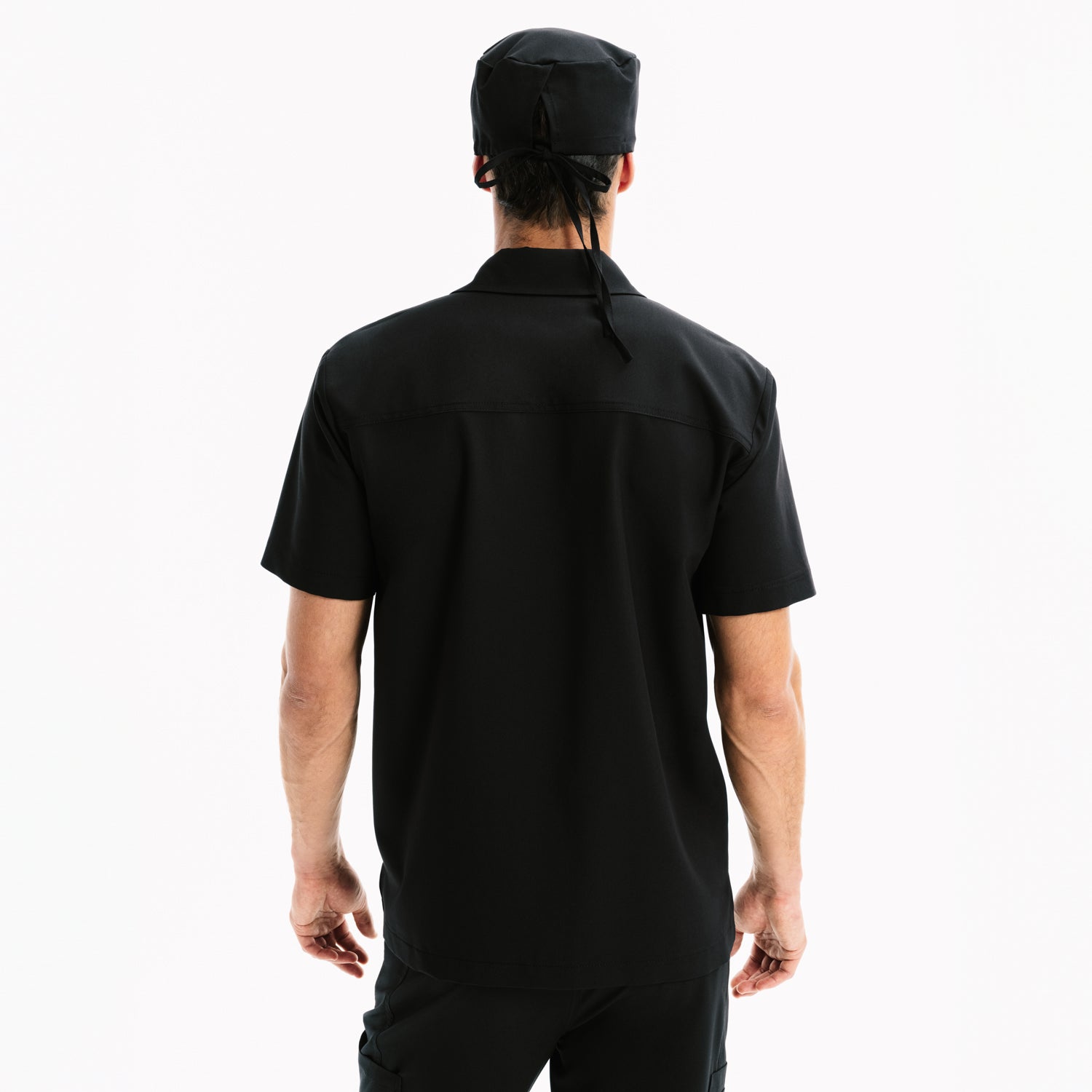 Siyah scrub üniforma arka görünüm: kısa kollu gömlek ve bone şapka