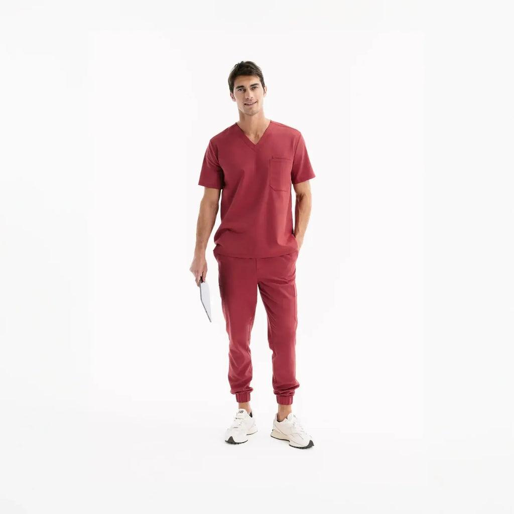 Bordo V yakalı scrub üst, kısa kol ve tek göğüs cebi