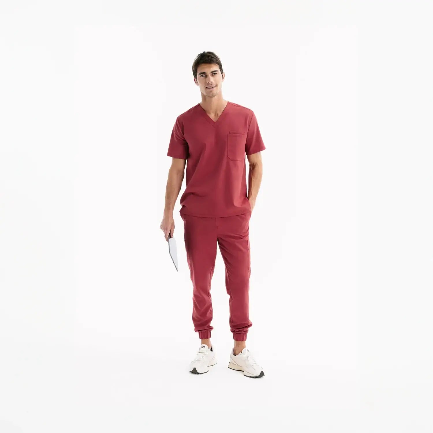 Bordo V yakalı scrub üst, kısa kol ve tek göğüs cebi