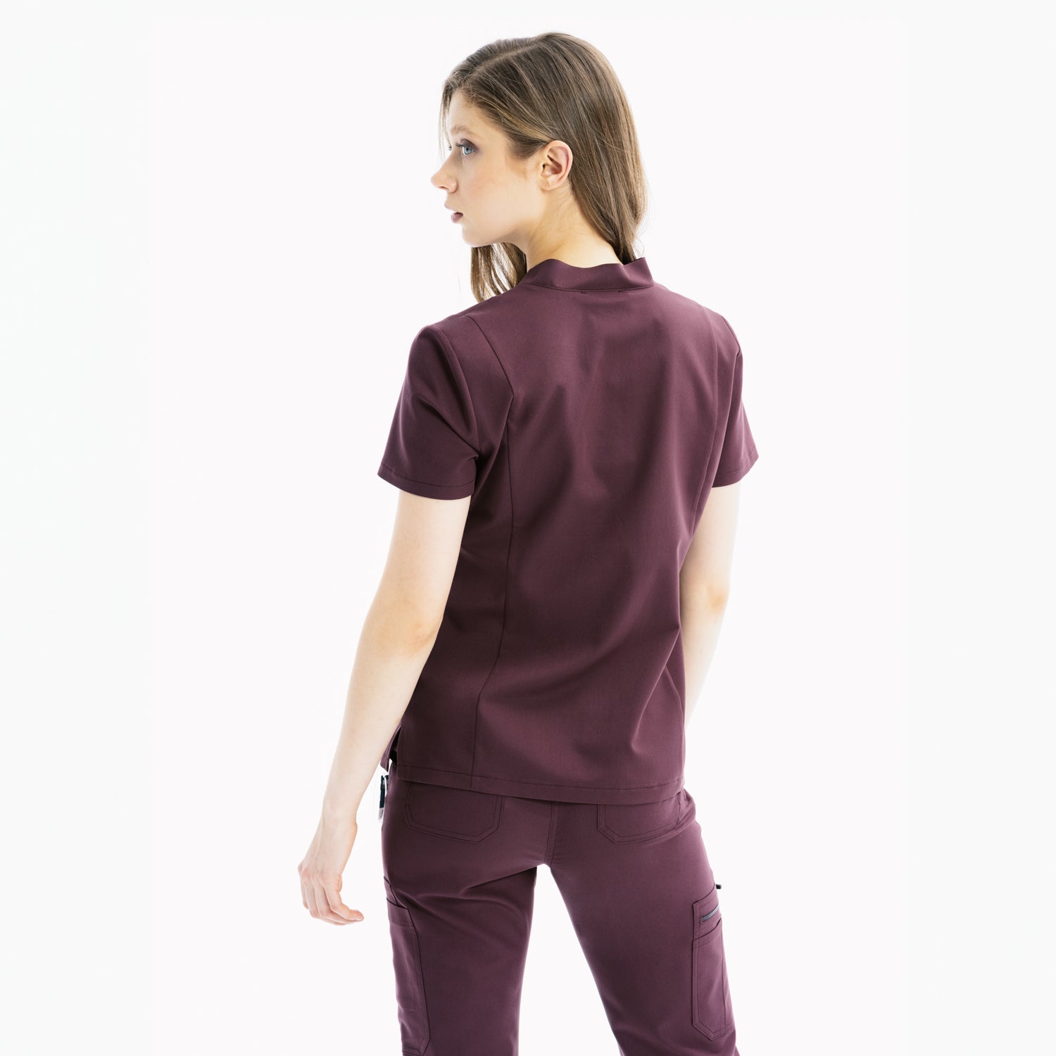 Chicory slim scrub pantolon; arka kesim dikişleri ve yan cep formu