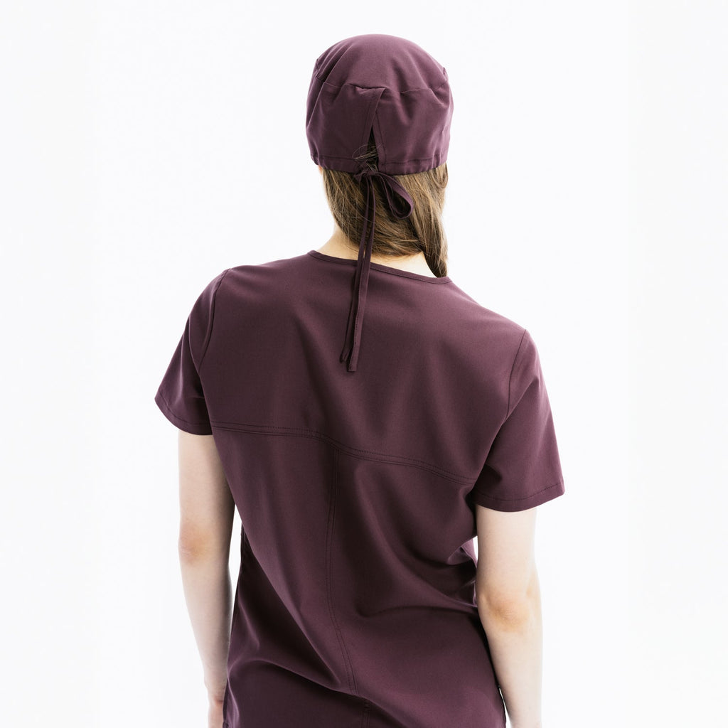 Chicory scrub üst arkadan görünüm, bağcıklı yaka ve cep detaylı, kısa kollu
