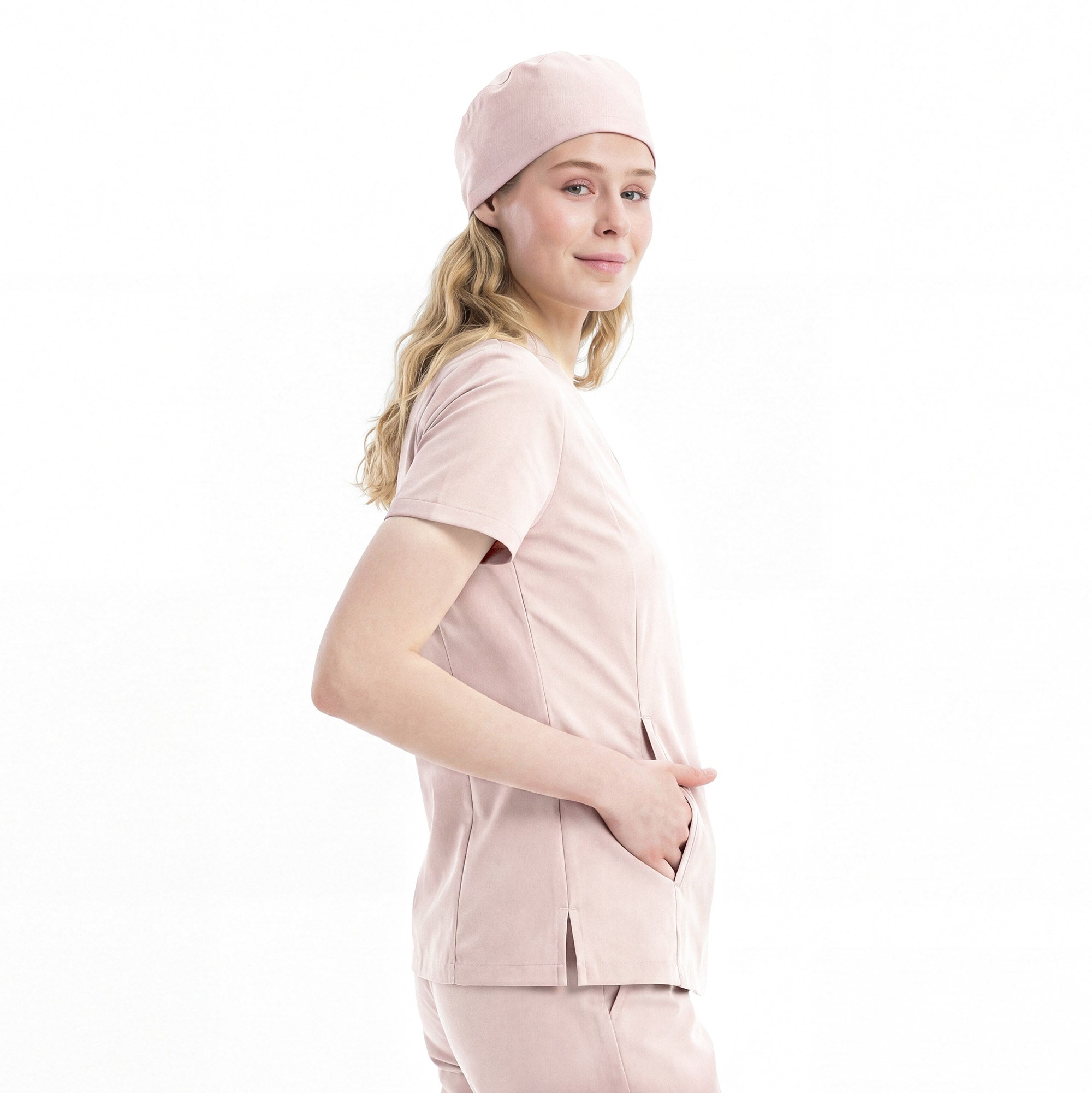 Halo Rose scrub forma: pembe yan cepli, kısa kollu, önden V yaka