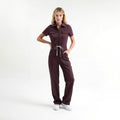 Bordo scrub tulum; kısa kollu, önden fermuarlı, belden bağcıklı pantolon paçası geniş