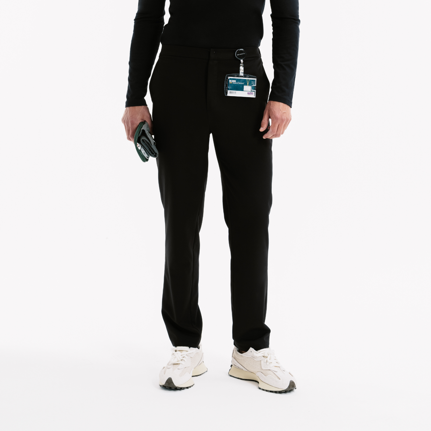Siyah slim scrub pantolon, önde düğme-kilitli bel ve yan cep detayları