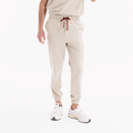 Harbor jogger scrub pantolon, açık bej; bağcık detaylı lastik paçalı.