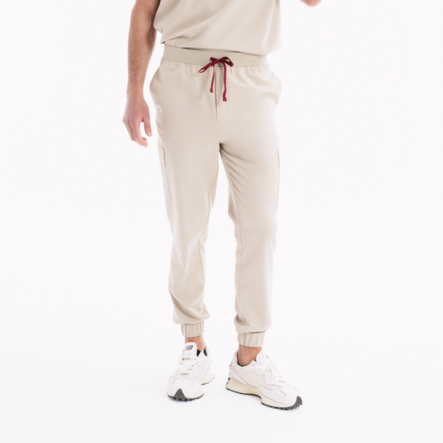 Harbor jogger scrub pantolon, açık bej; bağcık detaylı lastik paçalı.