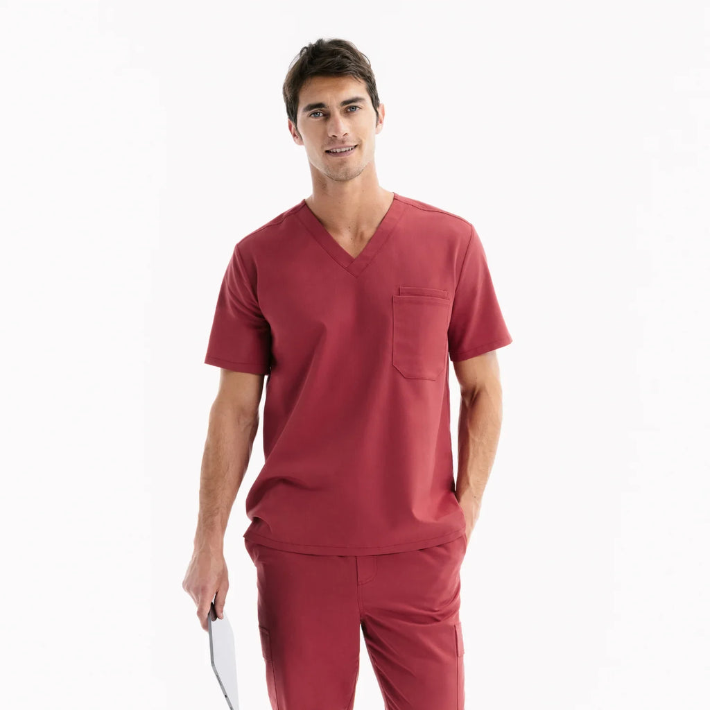Bordo V yakalı scrub üst, kısa kollu ve sağ göğüs cebi