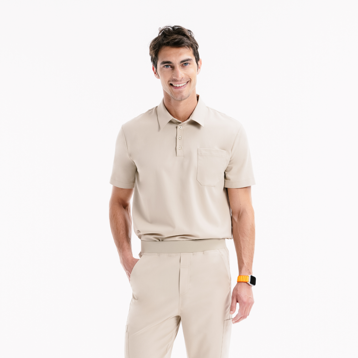 Açık bej kısa kollu polo yaka scrub üstü ve eşleşen pantolon